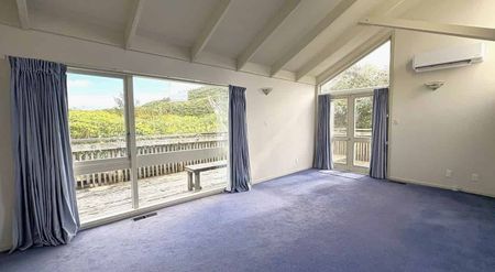 FABULOUS FAMILY LIVING IN LOWER HUTT - Photo 2