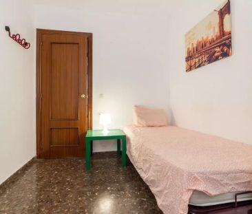 Double bed in Room in a shared 5-bedroom apartment for rent in Mest... - Photo 4