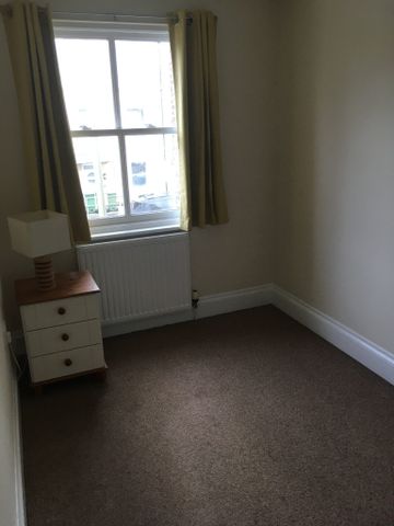 A Modern Two Bedroom Terraced House Five Mins Walk to Brewery Centre and Town Centre - Photo 3