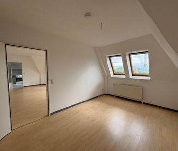 1 MONAT MIETFREI! Schicke Dachgeschosswohnung inkl Einbauküche Brun... - Photo 4