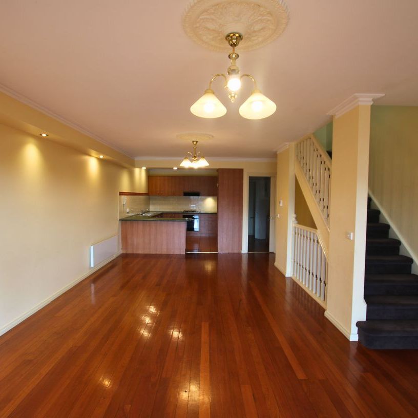 Spacious & Stylish Three-Storey Townhouse in Prime Location. - Photo 1