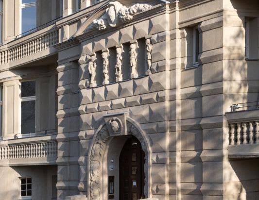 Wohnen Nähe Zentrum in einem traumhaften Stilaltbau mit großer Dachterrasse! - Photo 1