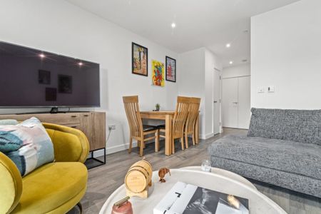 2 Corbet Gardens, London W3 8PQ, UK, London - Photo 3