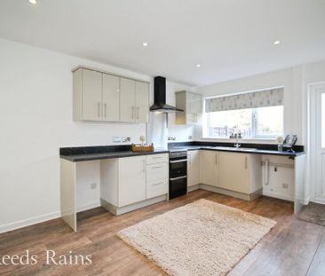 4 bedroom semi-detached house to rent - Photo 6