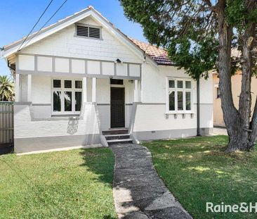 CHARMING 4 BEDROOM HOME - Photo 6