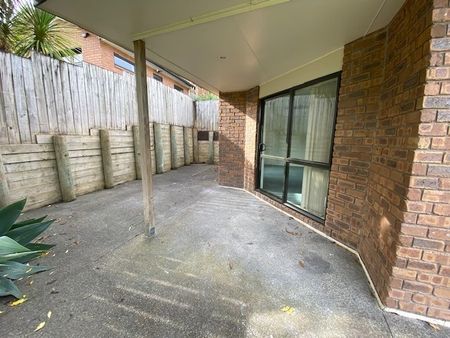 SPACIOUS THREE LEVEL HOME- FOUR BEDROOMS-OREWA! - Photo 5