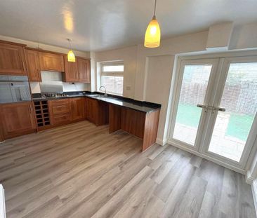 4 bedroom end of terrace house to rent - Photo 1