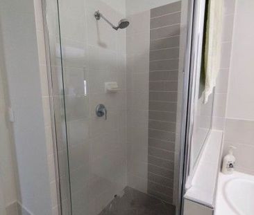 Master bedroom with private ensuite - Photo 4