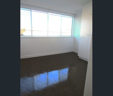 Modern ONE bedroom in an amazing location! - Photo 3