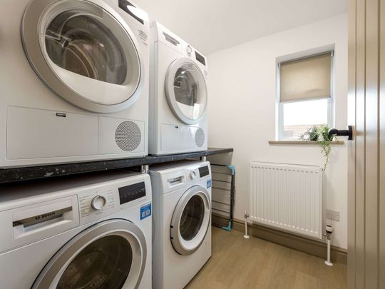 OX Living is proud to present this high-quality 9-bedroom co-living property, perfect for working professionals looking for stylish, stress-free living. Room 8 - Photo 1