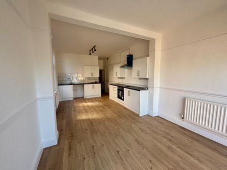 A three bedroom Mid Terraced House - Photo 3