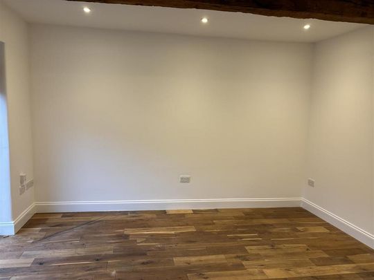 1 bedroom coach house to rent - Photo 1