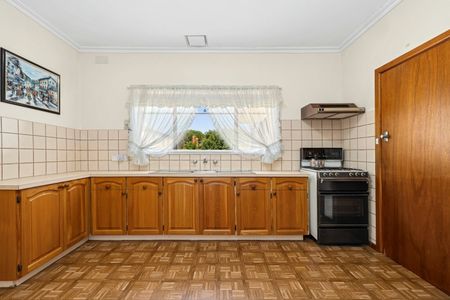 CLASSIC APPEAL IN A PRIME OAKLEIGH POCKET - Photo 3