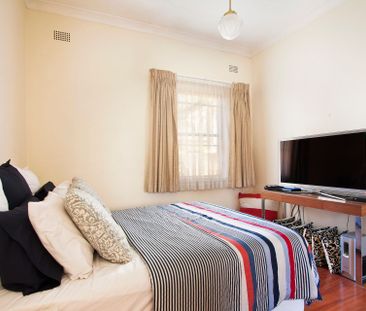 Character filled one-Bedroom apartment in a prime location - Photo 5