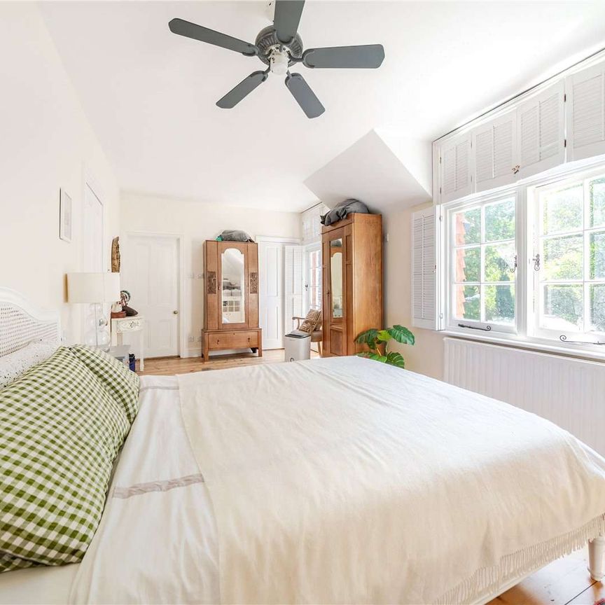 A charming, period family home conveniently situated in an attractive private road in Tunbridge Wells. - Photo 1