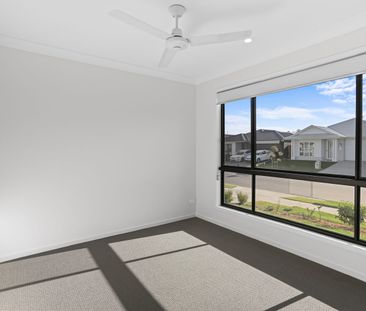 BRAND NEW 4 BEDROOM HOUSE WITH LARGE BACKYARD - Photo 4