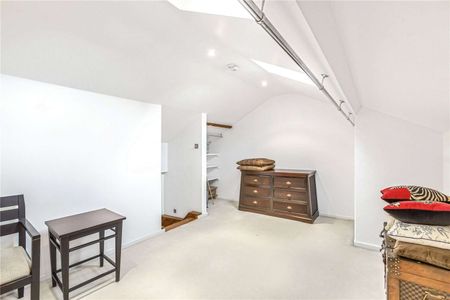 SHORT LET: Stunning two bedroom apartment in a charming period building with gated access, off-street parking and communal gardens. - Photo 2