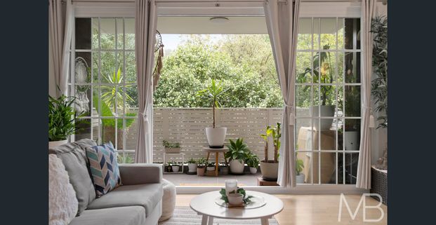 SPACIOUS & BRIGHT APARTMENT - Photo 1