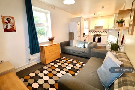 4 bedroom flat to rent - Photo 3