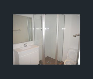 Near new luxury 1 bedroom +1 study apartment - Photo 3
