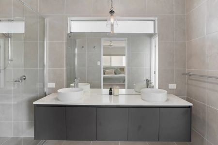 Near new 4-Bedroom Home with Pool & Luxury Features. Contact Julie Sykes 0438 050 110 The weekly rent will increase to $975 on 21.03.2025 - Photo 5