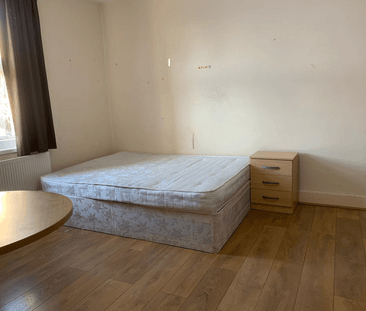 studio flat with seperate kitchen - £1200 pcm - Photo 3