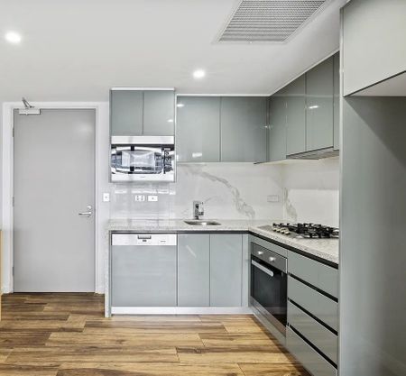 Fully Furnished Spacious 1 Bedroom Apartment in the Heart of Mascot - Photo 2