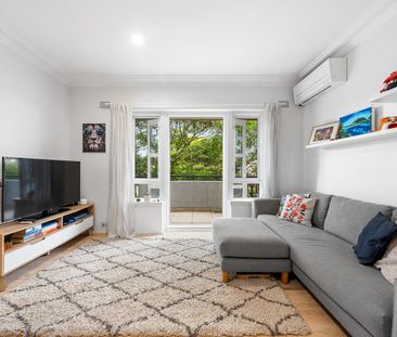 Sunlit Boutique Apartment Moments from the Heart of Mosman - Photo 1