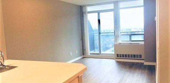 Yonge / Sheppard Convenient Location Beautiful 1Bdrm 1Parking 1Locker - Photo 2