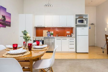 2 BED - Top floor, lofty and light - Photo 2