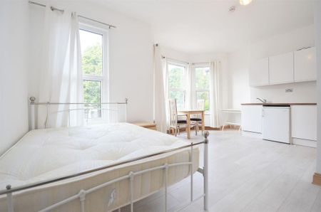 1 bedroom in a house share to rent - Photo 3
