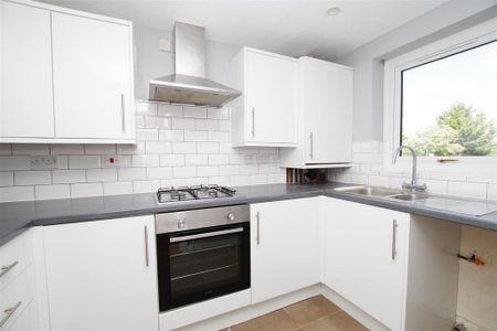 3 bedroom semi-detached house to rent - Photo 2