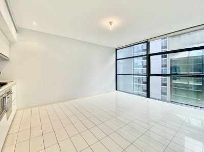 1BEDROOM - Beautifully appointed and generously proportioned - Photo 2