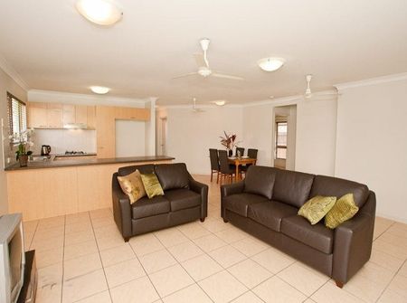 MODERN FAMILY HOME IN EDMONTON - Photo 4