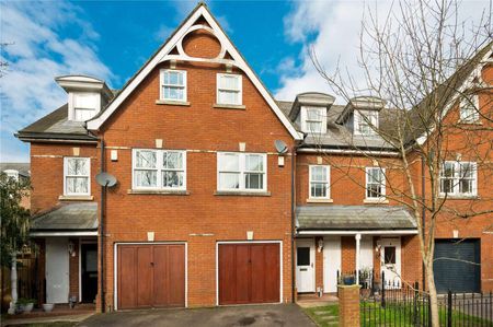 A family home in the popular St Lukes development, within a mile of the town centre and close to The Downs. - Photo 2