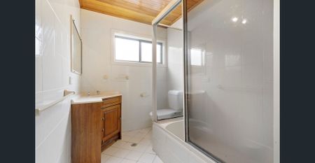 Freshly Painted 3 Bedroom Home With Newly Installed Solar Panels And Battery! - Photo 4