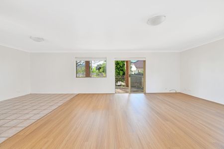 Spacious, Light Filled Three bedroom Apartment - Photo 3