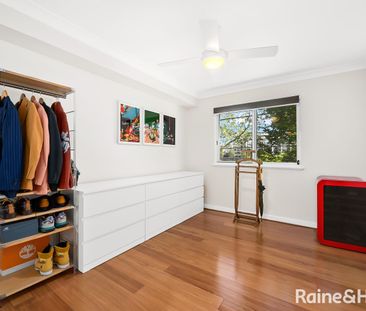 Spacious well presented modern apartment - Photo 4