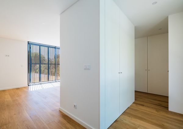 Moradia T6 de arquitetura moderna inserida no Golfe de Oeiras