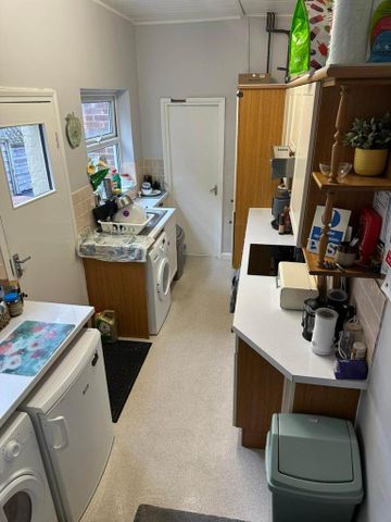 1 bedroom in a house share to rent - Photo 5