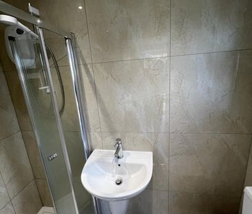 Studio Flat, Gainsborough Road, RM8 - Photo 4
