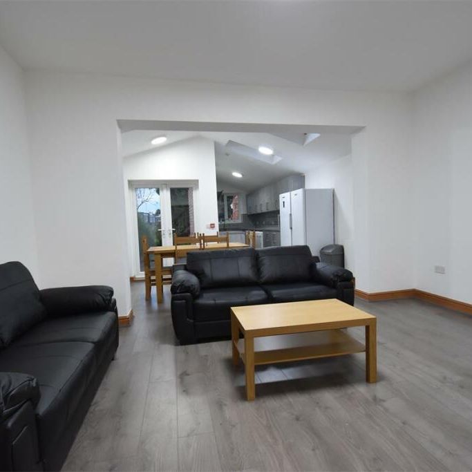 8 bedroom semi-detached house to rent - Photo 1