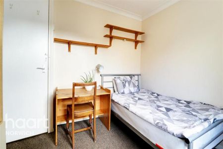 4 bedroom semi-detached house to rent - Photo 3