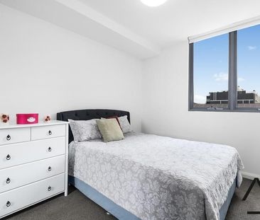 Conveniently Located, Designer And Oversized One Bedroom Plus Car S... - Photo 5