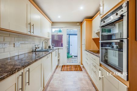 3 bedroom house to rent Fleming Walk, RH19 - Photo 4