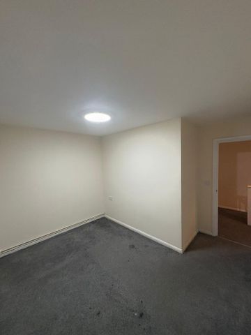 5 bedroom semi-detached house to rent - Photo 4