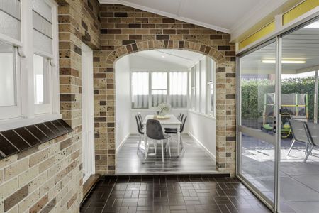 Three Bedroom Art Deco Modernised Home - Photo 5