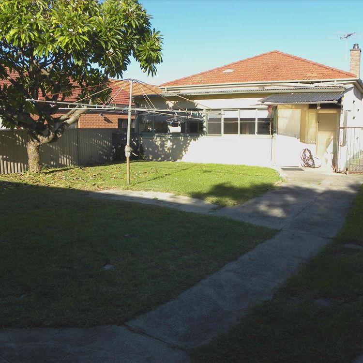Carlton - Photo 1