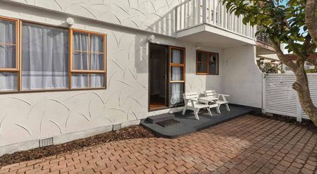 Large family home fully fenced - Photo 3