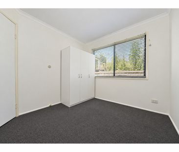 Very Central Location – Newly Renovated 3 Bedroom Unit - Photo 5